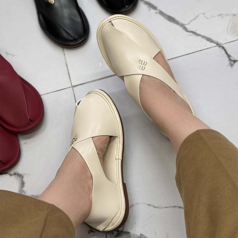 Flat Round-toe Crossover Sandals