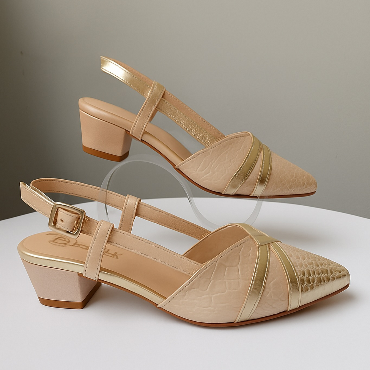 Leather Point-Tune Buckle-Top Sandals