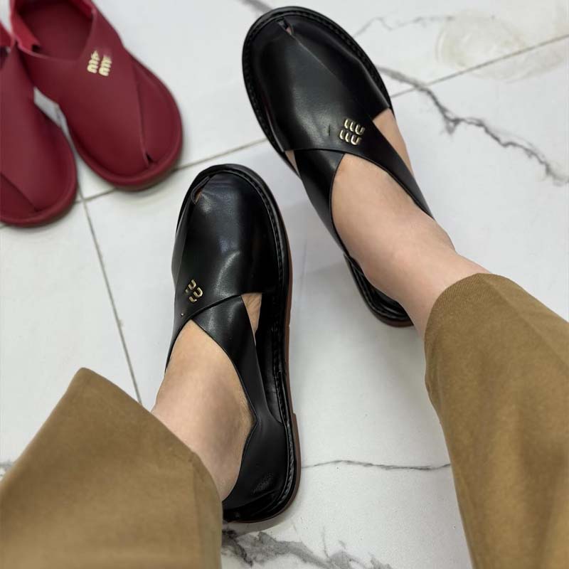 Flat Round-toe Crossover Sandals